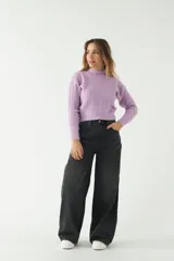 Sweater lila de punto con diseño de ochos en el frente y mangas, cuello semi alto y corte ajustado.