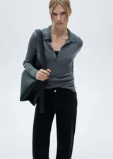 Jeans estilo culotte de tiro alto, color negro, con cierre de cremallera y botón, trabillas para cinturón, bolsillos traseros y bajo deshilachado.