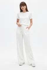 Pantalón ancho de viscosa color blanco, con cintura elástica con cordón ajustable y bolsillos laterales.