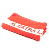 Toalla de playa roja con una franja horizontal blanca con la inscripción "XL EXTRA L".