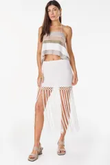 Falda midi tejida color negro, de corte tubo, con detalle de red en la parte inferior y largos flecos colgantes.