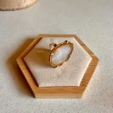 Anillo ajustable de alpaca con piedra de ágata natural en tono oscuro y centro claro, engarzada en metal plateado.