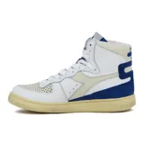 Zapatilla de caña alta Diadora Heritage modelo Mi Basket, color blanco con detalles en azul marino, beige y rojo. Presenta un acabado envejecido en la suela de goma. En la lengüeta se observa un gráfico en blanco y negro de una figura masculina.