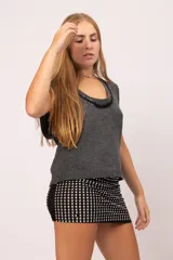 Chaleco de tejido de punto gris melange con escote redondo profundo y detalle bordado de mostacillas y lentejuelas negras en el borde del cuello.