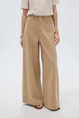 Pantalón jean verde militar, de tiro alto, corte ancho tipo wide leg y diseño de perneras amplias con costuras verticales decorativas.