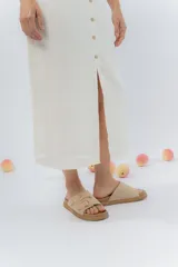 Vestido midi celeste de tejido tipo seda fría, con breteles finos regulables, botones de madera decorativos en el frente, pliegues decorativos en la cintura y cierre invisible en el costado.