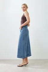 Falda larga de jean azul con abertura frontal y ruedo desflecado.