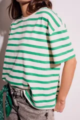 Remera de algodón peinado a rayas horizontales verdes y blancas, de corte recto y mangas cortas.