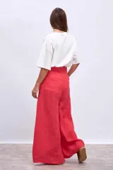 Remera blanca de corte recto con estampado de motivos playeros.