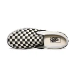Championes Vans Classic Slip-On con estampado a cuadros blancos y negros.