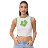 Musculosa corta blanca con cuello y sisas ribeteadas en verde, y estampado de flor de hibisco verde en el pecho.