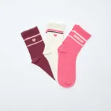 Pack de tres pares de medias de canalé de algodón. Incluye un par color bordó con rayas y corazón, un par color crema con rayas y corazón, y un par color fucsia con rayas y la palabra 'amour' estampada.