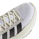 Championes Adidas Avryn X blancos con detalles en negro y beige. Presentan las tres tiras características de Adidas en color negro y cordones blancos. La entresuela es híbrida con tecnología Boost y Bounce.