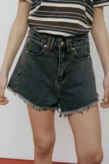 Short de jean de tiro alto, color negro lavado, con corte ancho y dobladillo deshilachado.