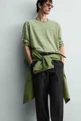 Camiseta de manga larga con ajuste relaxed fit y cuello redondo amplio, confeccionada en tejido de mezcla de algodón y lino con patrón de rayas horizontales en color verde y blanco.