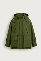 Parka relaxed fit color verde militar confeccionada en tejido técnico con capucha desmontable, cuello subido ajustable con cordón, bolsillos con solapa en el pecho y cadera, y cintura ajustable con cordón interior. Incluye un chaleco interior acolchado desmontable.