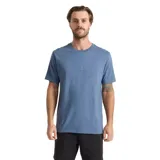 Remera Roark de manga corta y cuello redondo en color azul, con bordado sutil en el pecho.