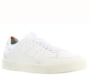 Championes urbanos Freeway modelo Marshall, color blanco hueso, con diseño de cuero sintético, perforaciones laterales decorativas y suela de goma al tono.