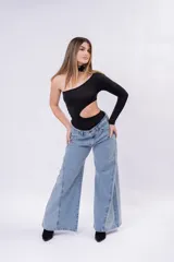 Pantalón de denim estilo wide leg, de tiro bajo, color celeste, con costuras frontales destacadas y corte muy ancho.