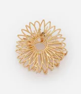 Pinza para el pelo de metal dorado con diseño calado en forma de girasol, con pétalos alargados y estructura de dientes intercalados con resorte.