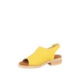 Sandalias amarillas de cuero con puntera abierta, taco bajo de madera y tira trasera con hebilla.
