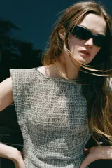 Vestido midi ZARA Woman Collection de tweed gris con sutiles hilos de colores, escote redondo, manga sisa y bajo desflecado con abertura en la espalda. Cuenta con cierre de cremallera oculta.