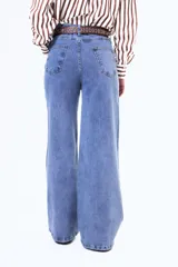 Jean de corte wide leg en color negro, con tiro alto y diseño de cinco bolsillos.