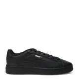 Championes Puma Court Classico de color negro, con diseño urbano inspirado en el calzado de cancha. Cuentan con empeine sintético, cordones negros y detalles de la marca en color dorado en el lateral y la lengüeta. Incorporan suela de goma y plantilla acolchada para mayor comodidad.