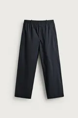 Pantalón straight fit color negro, confeccionado en popelín de algodón, con cintura elástica y bolsillos frontales.