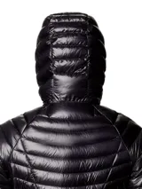Campera puffer ultraligera con capucha, confeccionada en tejido ripstop reciclado con acabado brillante. Cuenta con cierre frontal, bolsillos laterales con cremallera y puños elásticos. Relleno de plumón de alta capacidad térmica.