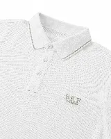 Chomba de algodón blanca con textura piqué, cuello camisero con sutil línea gris, cierre frontal de tres botones y logo bordado en el pecho.