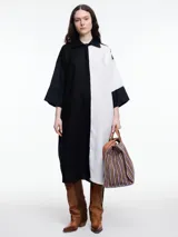 Vestido camisero largo confeccionado en 100% lino, con diseño de bloques de color en contraste blanco y negro. Presenta cuello camisero, cierre frontal de botones y mangas 3/4 con silueta relajada.