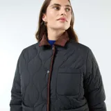Chaqueta marrón con estampado animal print negro, cuello clásico y cierre con botones.