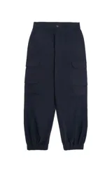 Pantalón cargo tipo jogger color negro, con bolsillos laterales con solapa, cintura con cierre y botón, y puños elásticos en los tobillos.