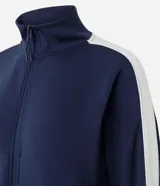 Campera deportiva de microfibra azul marino con cuello alto, cierre frontal y franjas blancas en contraste a lo largo de las mangas.