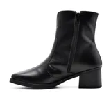 Bota corta de cuero negro con taco cuadrado y cierre lateral.