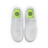Championes Nike Air Force 1 07 de corte bajo, color blanco con suela de goma color caramelo. Presentan diseño clásico con perforaciones en la puntera y logo Swoosh lateral.