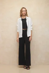 Pantalón negro de lino de tiro alto y corte holgado.