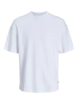 Camiseta blanca de manga corta y cuello redondo, corte holgado.