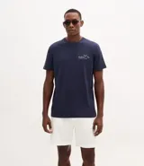 Remera masculina de algodón color azul marino, con cuello redondo y manga corta. Presenta un estampado en el pecho con el lettering "Ocean" y un diseño de aves volando.