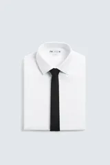 Corbata estrecha de seda 100%, color negro, con textura sutil.