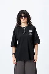 Remera negra de corte amplio con mangas cortas y estampado blanco en el frente y la espalda.