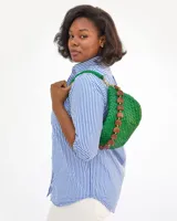 Bandolera verde de cuero tejido con correa de hombro ajustable y cierre de cremallera.