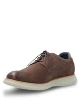 Zapato de estilo casual con cordones, confeccionado en cuero marrón con detalles de perforaciones decorativas tipo brogue. Cuenta con una suela de EVA flexible y ligera en color gris claro con un pequeño detalle naranja en el lateral.