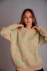 Buzo negro con estampado animal print en blanco, cuello redondo y mangas largas.