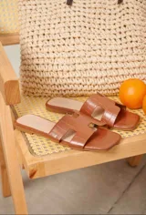 Sandalias planas de color negro con diseño de punta cuadrada y capellada ancha con efecto croco.