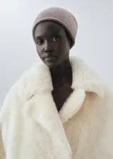 Gorro de punto tipo beanie confeccionado en 100% cachemira, con diseño liso y minimalista.