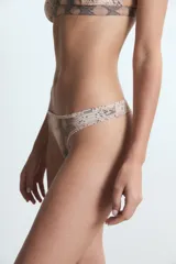 Bombacha tipo colaless de tiro medio con estampado animal print de serpiente en tonos rosados y grises.