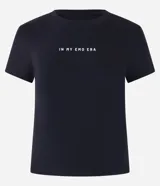 Remera de algodón con elastano, corte ajustado, cuello redondo y mangas cortas. Presenta estampa frontal con la frase 'In My Emo Era'.