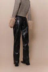 Pantalón recto de cuerina texturizada tipo charol color marrón. Tiene cuatro bolsillos y mini cinto a tono.